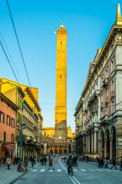 BOLOGNA, ITALY, 17 Mart 2016: İnsanlar Franco Rizzoli üzerinden Bologna 'nın iki kulesine doğru yürüyor - Torre Garisenda ve Torre Degli Asinelli