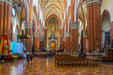BOLOGNA, İtalya, 17 Mart 2016: İtalya 'nın Bolonya kentindeki Basilica di San Petronio' nun iç mekanı