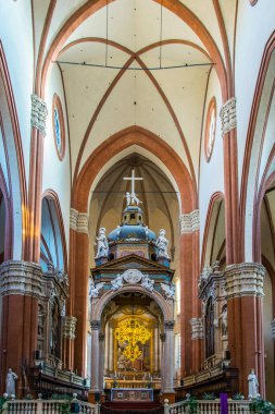 BOLOGNA, İtalya, 17 Mart 2016: İtalya 'nın Bolonya kentindeki Basilica di San Petronio' nun iç mekanı