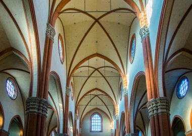 BOLOGNA, İtalya, 17 Mart 2016: İtalya 'nın Bolonya kentindeki Basilica di San Petronio' nun iç mekanı