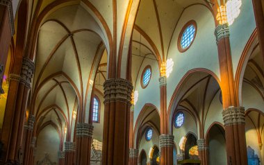 BOLOGNA, İtalya, 17 Mart 2016: İtalya 'nın Bolonya kentindeki Basilica di San Petronio' nun iç mekanı