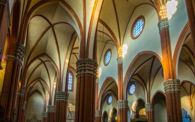 BOLOGNA, İtalya, 17 Mart 2016: İtalya 'nın Bolonya kentindeki Basilica di San Petronio' nun iç mekanı