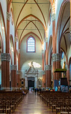 BOLOGNA, İtalya, 17 Mart 2016: İtalya 'nın Bolonya kentindeki Basilica di San Petronio' nun iç mekanı