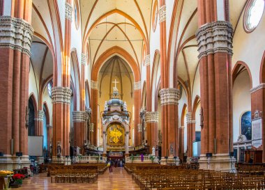 BOLOGNA, İtalya, 17 Mart 2016: İtalya 'nın Bolonya kentindeki Basilica di San Petronio' nun iç mekanı