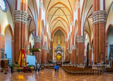 BOLOGNA, İtalya, 17 Mart 2016: İtalya 'nın Bolonya kentindeki Basilica di San Petronio' nun iç mekanı