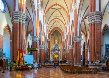 BOLOGNA, İtalya, 17 Mart 2016: İtalya 'nın Bolonya kentindeki Basilica di San Petronio' nun iç mekanı