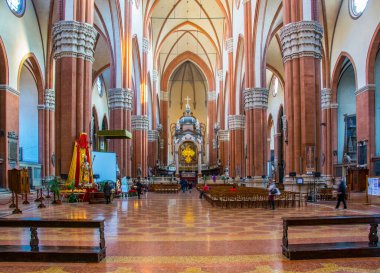 BOLOGNA, İtalya, 17 Mart 2016: İtalya 'nın Bolonya kentindeki Basilica di San Petronio' nun iç mekanı