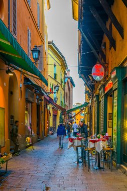 BOLOGNA, İtalya, 17 Mart 2016: Bologna, İtalya 'nın tarihi merkezinde bir caddenin görüntüsü