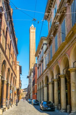 BOLOGNA, ITALY, 17 Mart 2016: İnsanlar Bologna 'nın iki kulesine, Torre Garisenda ve Torre degli Asinelli' ye giden yolda yürüyor