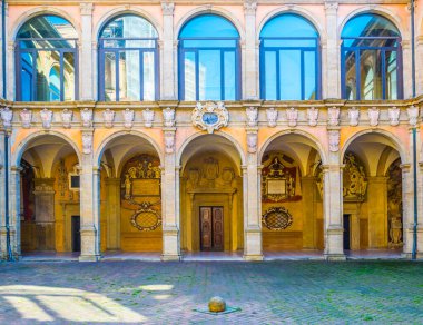 BOLOGNA, İtalya, 17 Mart 2016: İtalya 'nın Bologna kentindeki Teatro Anatomico' nun dekoratif bir oyun salonunun manzarası.