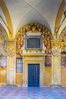 BOLOGNA, İtalya, 17 Mart 2016: İtalya 'nın Bologna kentindeki Teatro Anatomico' nun dekoratif bir oyun salonunun manzarası.