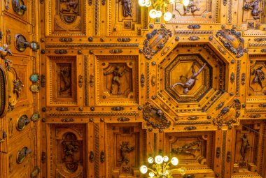 BOLOGNA, İtalya, 17 Mart 2016: İtalya 'nın Bologna kentindeki teatro anatomico' nun dekoratif tavan manzarası.