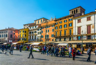 VERONA, ITALY, 19 Mart 2016: İtalyan kenti Verona 'daki meydandaki sutyen pazarında insanlar çiçek standları arasında geziniyor