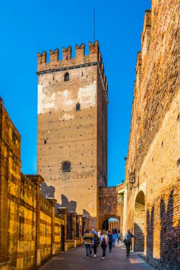 VERONA, İtalya, 19 Mart 2016: İnsanlar İtalya 'nın Verona kentindeki Ponte Saligero Köprüsü üzerinden Adige Nehri' nden geçiyorlar