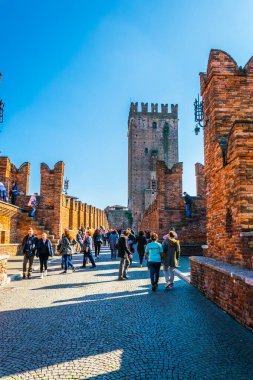 VERONA, İtalya, 19 Mart 2016: İnsanlar İtalya 'nın Verona kentindeki Ponte Saligero Köprüsü üzerinden Adige Nehri' nden geçiyorlar