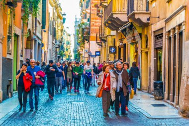 VERONA, İtalya, 19 Mart 2016: İnsanlar Verona, İtalya 'daki Dominik Santa Anastasia Kilisesi' ne doğru dar bir sokakta geziniyor