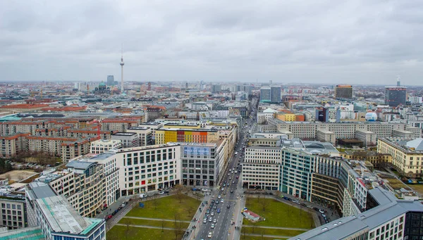 BERLİN, GERMANY, 12 Mart 2015: Fernsehturm ve Berlin Katedrali gibi en çarpıcı anıtlara sahip Berlin 'in havadan görünüşü