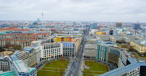 BERLİN, GERMANY, 12 Mart 2015: Fernsehturm ve Berlin Katedrali gibi en çarpıcı anıtlara sahip Berlin 'in havadan görünüşü