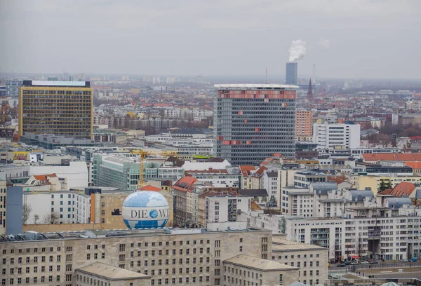 BERLİN, Almanya, 12 Mart 2015: Berlin 'deki gökdelenlerin hava manzarası.