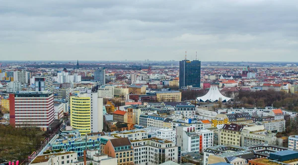 BERLİN, GERMANY, 12 Mart 2015: Berlin 'in havadan görünüşü, bir tarafında küçük aile evleri, diğer tarafında büyük gökdelenler olan şehir..