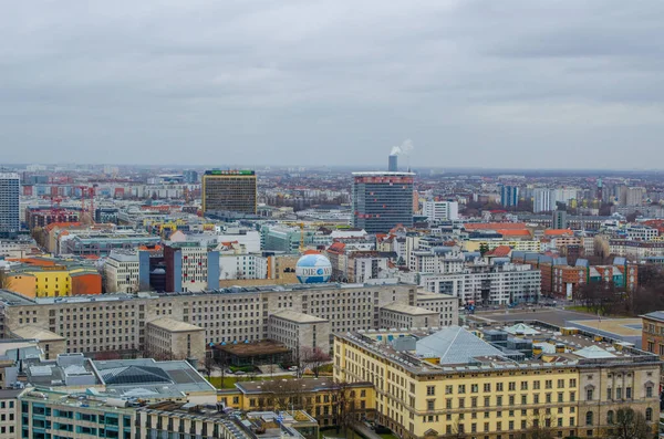 BERLİN, GERMANY, 12 Mart 2015: Fernsehturm ve Berlin Katedrali gibi en çarpıcı anıtlara sahip Berlin 'in havadan görünüşü