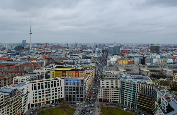 BERLİN, GERMANY, 12 Mart 2015: Fernsehturm ve Berlin Katedrali gibi en çarpıcı anıtlara sahip Berlin 'in havadan görünüşü