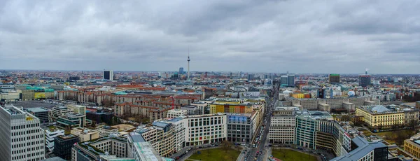 BERLİN, GERMANY, 12 Mart 2015: Fernsehturm ve Berlin Katedrali gibi en çarpıcı anıtlara sahip Berlin 'in havadan görünüşü