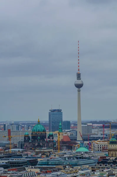 BERLİN, GERMANY, 12 Mart 2015: Fernsehturm ve Berlin Katedrali gibi en çarpıcı anıtlara sahip Berlin 'in havadan görünüşü
