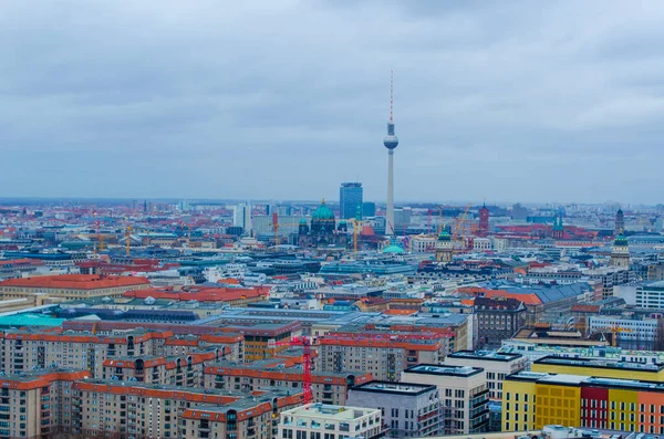 BERLİN, GERMANY, 12 Mart 2015: Fernsehturm ve Berlin Katedrali gibi en çarpıcı anıtlara sahip Berlin 'in havadan görünüşü
