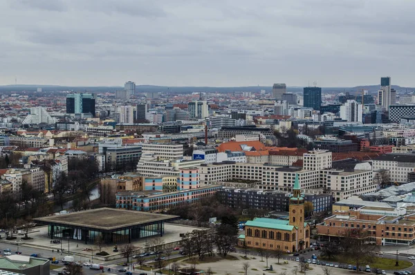 BERLİN, GERMANY, 12 Mart 2015: Berlin 'in gökdelenlerine doğru havadan bakışı Kurfirstendamm iş bölgesi ve Aziz Matthaus kilisesi.