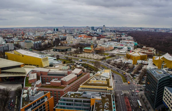 BERLİN, GERMANY, 12 Mart 2015: Berlin 'in gökdelenlerine doğru havadan bakışı Kurfirstendamm iş bölgesi ve Aziz Matthaus kilisesi.