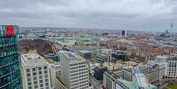 BERLİN, GERMANY, 12 Mart 2015: Brandenburger tor, soykırım anıtı ve Reichstag binasıyla Berlin 'in hava manzarası.