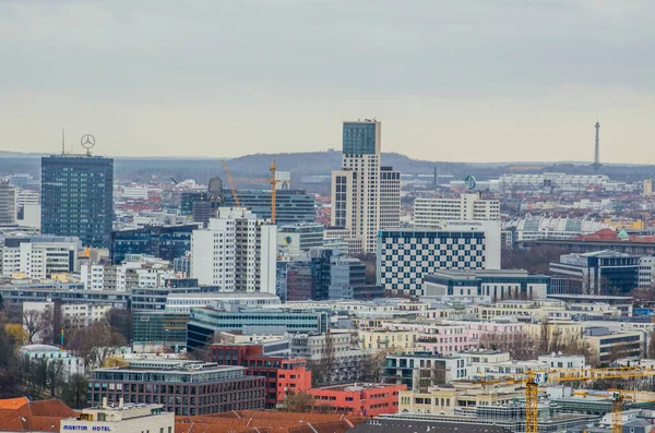 BERLİN, GERMANY, 12 Mart 2015: Kurfirstendamm İş Bölgesi gökdelenlerine doğru Berlin 'in hava görüntüsü