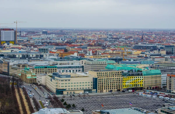 BERLİN, GERMANY, 12 Mart 2015: Brandenburger tor, soykırım anıtı ve Reichstag binasıyla Berlin 'in hava manzarası.