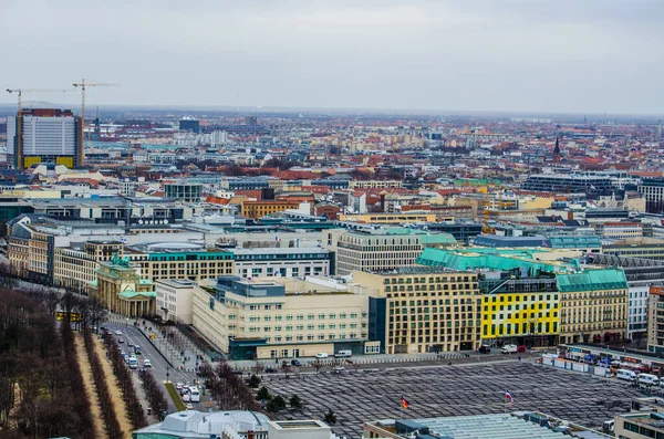 BERLİN, GERMANY, 12 Mart 2015: Brandenburger tor, soykırım anıtı ve Reichstag binasıyla Berlin 'in hava manzarası.
