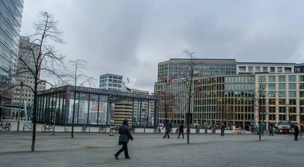 2015年3月12日 人们正走过柏林 波茨坦广场的商业中心之一 这个广场是德国统一后新建的 — 图库照片