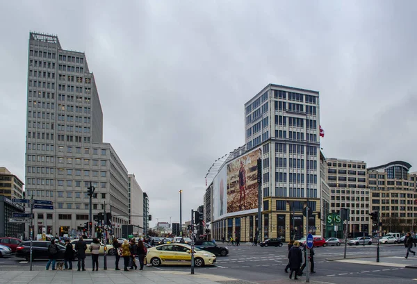 Berlino Germania Marzo 2015 Gente Cammina Attraverso Uno Dei Centri — Foto Stock