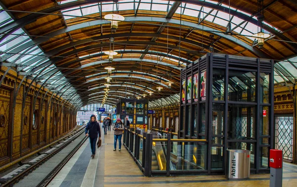 BERLİN, GERMANY, 12 Mart 2015: Hackescher markt tren istasyonundaki eski tarz tren platformunun ayrıntıları.
