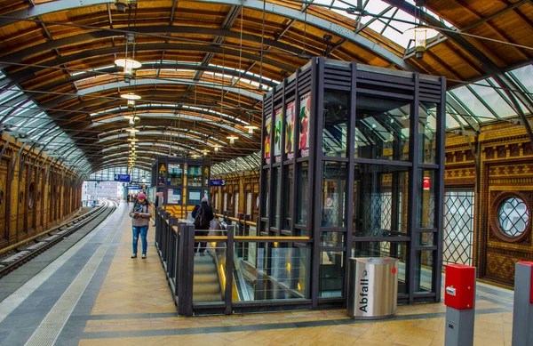 BERLİN, GERMANY, 12 Mart 2015: Hackescher markt tren istasyonundaki eski tarz tren platformunun ayrıntıları.
