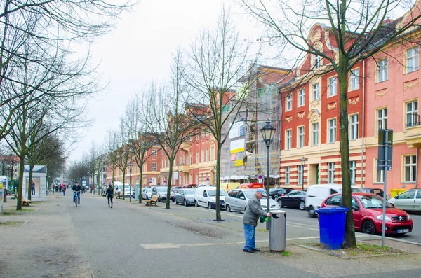 POTSDAM, GERMANY, 11 Mart 2015: Hollanda Hollandisches viertel çeyrek of Potsdam, Almanya 'da kırmızı tuğlalı evler tipik bir Hollandisches mimarisidir. Bu çeyrek küçük dükkanlar ve restoranlarla dolu..