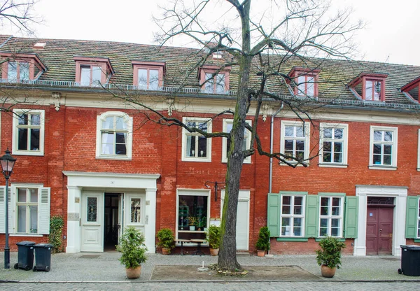 POTSDAM, GERMANY, 11 Mart 2015: Hollanda Hollandisches viertel çeyrek of Potsdam, Almanya 'da kırmızı tuğlalı evler tipik bir Hollandisches mimarisidir. Bu çeyrek küçük dükkanlar ve restoranlarla dolu..