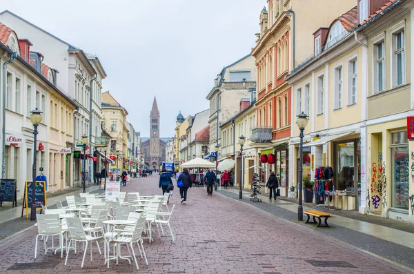 POTSDAM, ALMANY, 11 Mart 2015: Potsdam 'ın ana caddesi - brandenburger Caddesi. Bir ucunda Brandenburger tor, diğer ucunda da Aziz Peter ve Paul Kilisesi var..