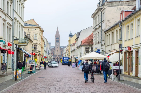 POTSDAM, ALMANY, 11 Mart 2015: Potsdam 'ın ana caddesi - brandenburger Caddesi. Bir ucunda Brandenburger tor, diğer ucunda da Aziz Peter ve Paul Kilisesi var..
