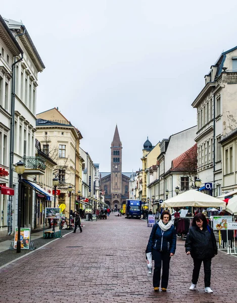 POTSDAM, ALMANY, 11 Mart 2015: Potsdam 'ın ana caddesi - brandenburger Caddesi. Bir ucunda Brandenburger tor, diğer ucunda da Aziz Peter ve Paul Kilisesi var..