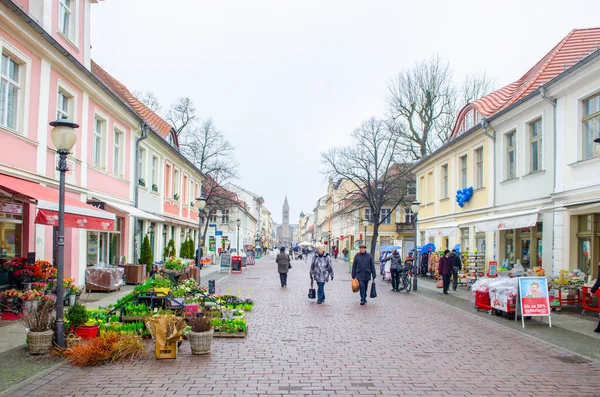POTSDAM, ALMANY, 11 Mart 2015: Potsdam 'ın ana caddesi - brandenburger Caddesi. Bir ucunda Brandenburger tor, diğer ucunda da Aziz Peter ve Paul Kilisesi var..