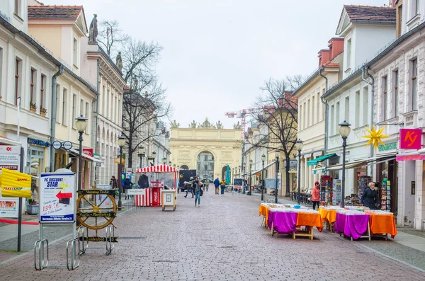 POTSDAM, ALMANY, 11 Mart 2015: Potsdam 'ın ana caddesi - brandenburger Caddesi. Bir ucunda Brandenburger tor, diğer ucunda da Aziz Peter ve Paul Kilisesi var..