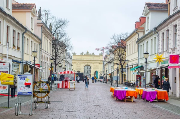 POTSDAM, ALMANY, 11 Mart 2015: Potsdam 'ın ana caddesi - brandenburger Caddesi. Bir ucunda Brandenburger tor, diğer ucunda da Aziz Peter ve Paul Kilisesi var..