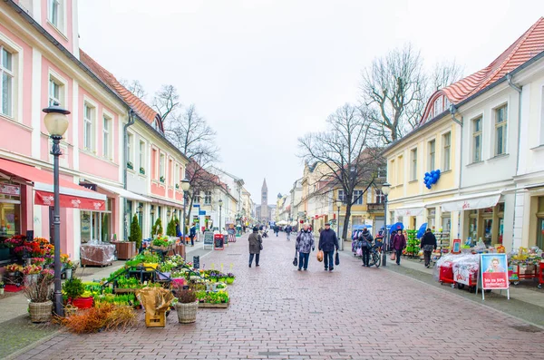 POTSDAM, ALMANY, 11 Mart 2015: Potsdam 'ın ana caddesi - brandenburger Caddesi. Bir ucunda Brandenburger tor, diğer ucunda da Aziz Peter ve Paul Kilisesi var..