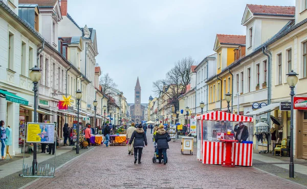 POTSDAM, ALMANY, 11 Mart 2015: Potsdam 'ın ana caddesi - brandenburger Caddesi. Bir ucunda Brandenburger tor, diğer ucunda da Aziz Peter ve Paul Kilisesi var..