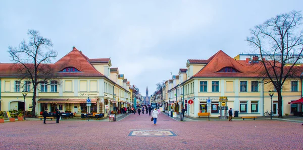 POTSDAM, GERMANY, 11 Mart 2015: Brandenburger Caddesi 'nin ünlü mardenburger tor' a ulaştığı Potsdam yakınlarında küçük bir meydan.